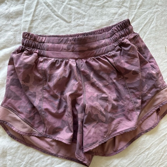lululemon athletica hotty hot Women's Pink Camo Shorts - Picture 4 of 6